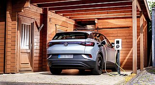E-Auto im Carport zuhause während Ladevorgang