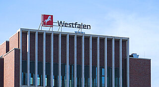 Neues Westfalen Logo auf Firmenzentrale in Münster