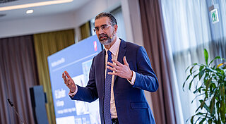 Ein Mann bei einem Vortrag auf einer Bühne