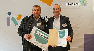 Medical-Berater Darko Sklezur (l.) und Michael Völlmer, Prokurist der Westfalen Medical GmbH, nahmen bei einem Festakt gemeinsam den Inklusionspreis des Landes Saarland entgegen.