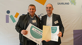 Medical-Berater Darko Sklezur (l.) und Michael Völlmer, Prokurist der Westfalen Medical GmbH, nahmen bei einem Festakt gemeinsam den Inklusionspreis des Landes Saarland entgegen.