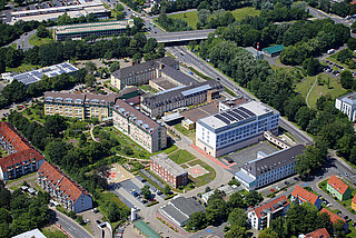 Luftaufnahme von einem Krankenhaus