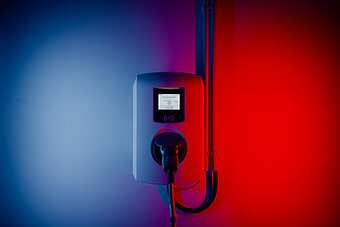 Wallbox in Firmen-Parkhaus wird blau und rot angestrahlt