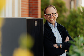 Referenzkunde Corvin Hermann vor seiner Wärmepumpe von NGC.tec