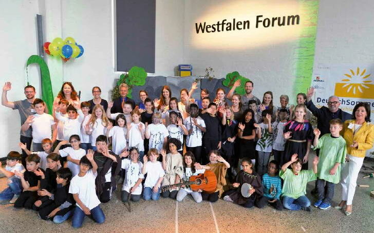 Viele Kinder sitzen zusammen im Westfalen Forum