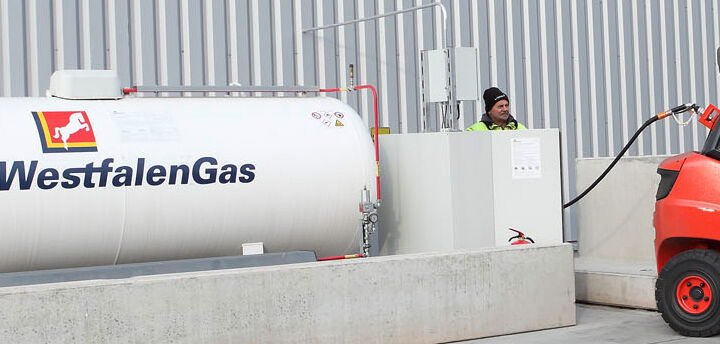 Betankung eines Staplers an Treibgas-Tankanlage