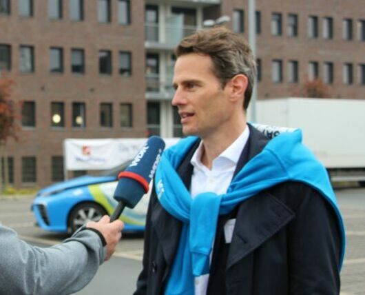 Wasserstoff-Manager Nicolas Dohn im Fernseh-Interview während eines Events zur Präsentation der mobilen Wasserstoff-Tankstelle von Westfalen