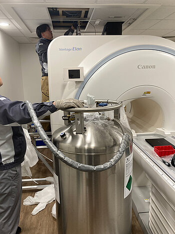 Ein MRT-Gerät, das mit Helium befüllt wird
