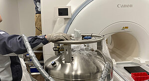 Ein MRT-Gerät, das mit Helium befüllt wird