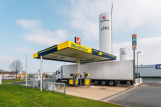 Im Schwerlastverkehr ist LNG aktuell die einzige verfügbare Kraftstoffalternative zu Diesel, die flächendeckend eingesetzt werden kann.