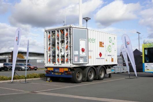 Die mobile Wasserstoff-Tankstelle im Einsatz: Der Container kann nicht nur kurzfristig und flexibel aufgestellt werden, er ist zudem robust, einfach und kostengünstig.