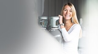 Westfalen Mitarbeiterin neben Gasflasche