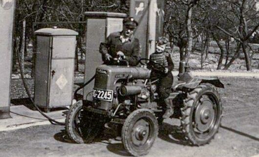 Tankstellenfinder_Trecker vor historischer Tankstelle