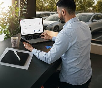 Mann am Schreibtisch mit Laptop
