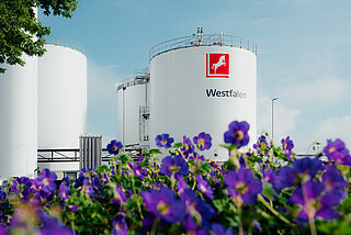 Westfalen Werk Hörstel, weiße Tanks mit Westfalen Logo