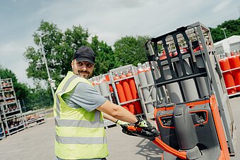 Westfalen Mitarbeiter auf Werksgelände transportiert Gasflaschen-Bündel