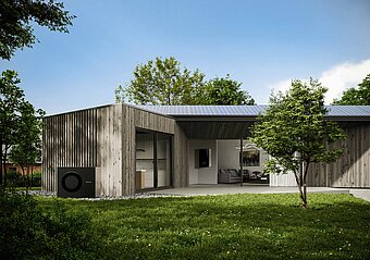 Modernes Haus mit Holzfassade und Wärmepumpe