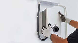 Westfalen EquiVolt: Monteur montiert Wallbox für E-Auto