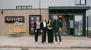 Freuen sich über die Eröffnung am neuen Standort (v. l.): Christin Liesenjohann (Head of Convenience Retail & Services), Kim Schürmann (Manager Strategic Projects), Atefeh Raabe (Tankstellenpartnerin) und Philipp Schaum (Tankstellenvertriebsberater).