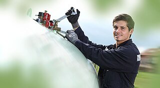 Mann bei der Wartung eines Flüssiggastanks