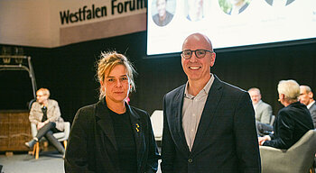 Eine Frau und ein Mann vor einer Bühne