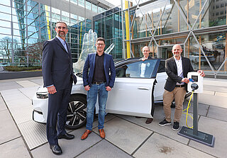 Freuen sich über die regionale Kooperation für flexibles und einfaches Laden (v. l.): CEO Thomas Perkmann und Product Manager E-Mobility Steven Casburn von Westfalen zusammen mit dem Vorstandsvorsitzenden Dr. Mathias Kleuker und Bereichsleiter Dienstleistungen in der Allgemeinen Verwaltung Michael Heimann von der LVM Versicherung.