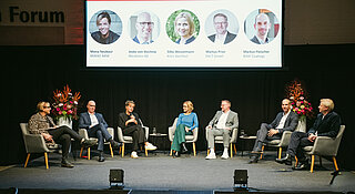 Diskussionsrunde auf einer Bühne