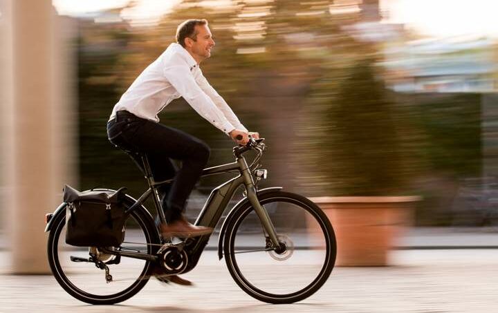 Ein Mann fährt Rad