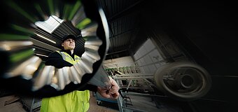 Westfalen Mitarbeiter in Arbeitskleidung in Werkshalle