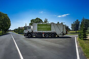 Remondis Müllfahrzeug Lkw mit grünem Banner "Eine saubere Sache"