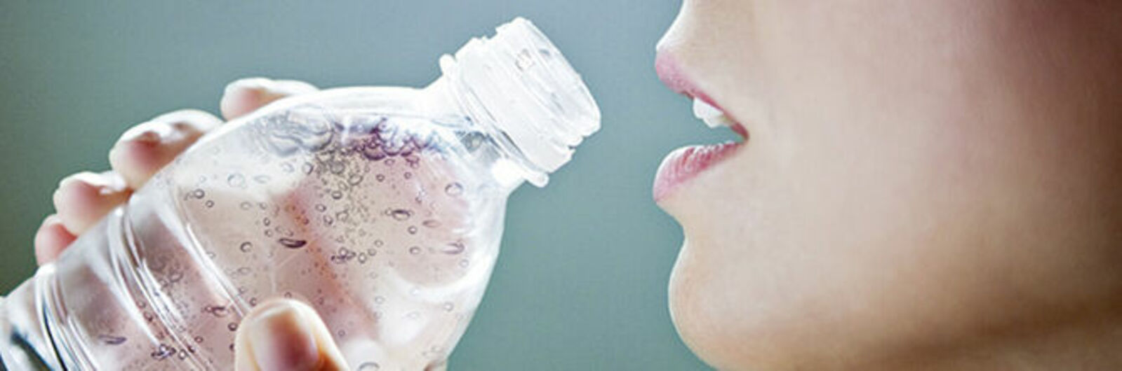 Eine Frau trinkt aus einer Wasserflasche