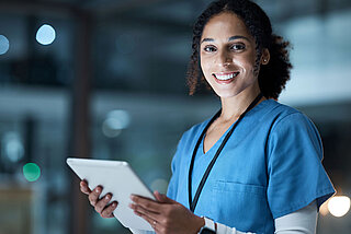 Krankenschwester mit Tablet in der Hand