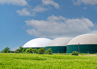 Eine Biogas-Anlage auf einem freien Feld