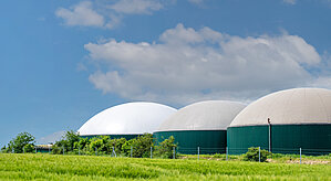 Eine Biogas-Anlage auf einem freien Feld