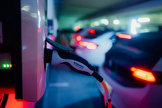 E-Auto lädt an Wallbox in Firmen-Parkhaus