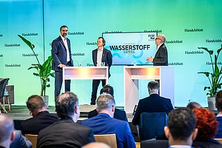 Dr. Thomas Perkmann (links) sprach sich in einer Diskussionsrunde mit Franz Helm von VERBUND für mehr Realismus beim Wasserstoff-Hochlauf aus.