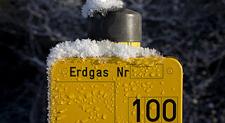Gelbes Erdgas-Schild und Leitung