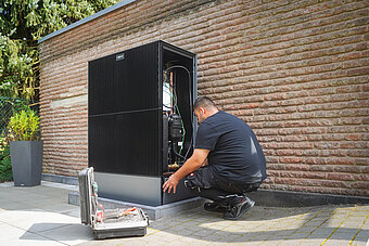Wärmepumpe von NGC.tec während der Montage vor Ort beim Kunden