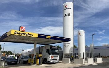Foto: Auch in Köln können nun Fahrerinnen und Fahrer von Lastkraftwagen LNG an einer Westfalen Tankstelle tanken.