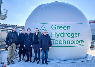 Bild 1: Von links: Daniel Buchholz (Technischer Projektleiter, GHT), Harald Mayer (GHT-Gründer), Dr. Nicolas Dohn (Leiter der Wasserstoff-Aktivitäten bei Westfalen), Robert Nave (GHT-CEO) und Jürgen Kienle (Businessmanager Spezialgase bei Westfalen).
