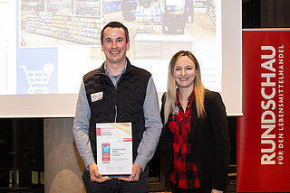 Ein Mann und eine Frau vor einer Leinwand