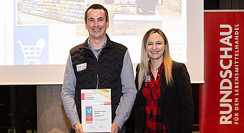 Ein Mann und eine Frau vor einer Leinwand