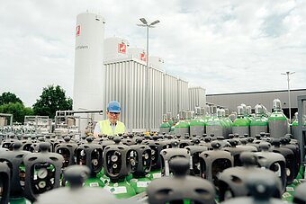 Westfalen Mitarbeiter auf Werksgelände zwischen Gasflaschen