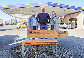 Setzen mit der Bank gegen Ausgrenzung ein gemeinsames Zeichen: Sandra Schütte (Mitglied der Westfalen-Geschäftsleitung), Jörg Binding (Pächter der Westfalen-Tankstelle Steinfurter Straße 166, Münster) und Henrike Koch (Westfalen-Diversity-Team).
