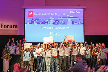 Gruppenbild von Schülerinnen und Schülern beim Wettbewerb