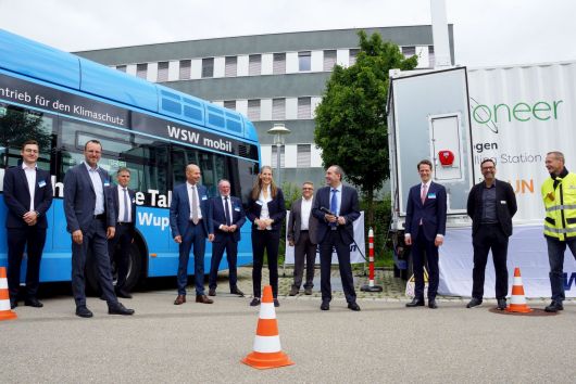 Auf dem HyAllgäu-Symposium in Kempten präsentierte Wasserstoff-Manager Nicolas Dohn den Prototyp der mobilen Wasserstoff-Tankstelle dem bayrischen Wirtschaftsminister Hubert Aiwanger