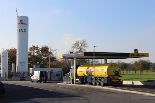 Am 18. November wurde die erste stationäre LNG-Tankstelle des Münsterlandes an der Westfalen Tankstelle in Münster-Amelsbüren in Betrieb genommen.