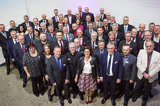 59 Mitarbeiterinnen und Mitarbeiter sind seit 25 Jahren im Unternehmen; neun bereits seit 40 Jahren. Vorstandsmitglied Dr. Meike Schäffler (1. Reihe, Mitte) dankte den Jubilaren für ihren jahrzehntelangen Einsatz. (Foto: Westfalen AG, Münster)