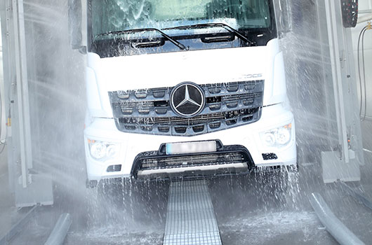 Foto 2: Egal wie verschmutzt der Lkw sein mag – der Westfalen Truck Wash bietet stets die optimale Reinigung. (Foto: Westfalen AG)