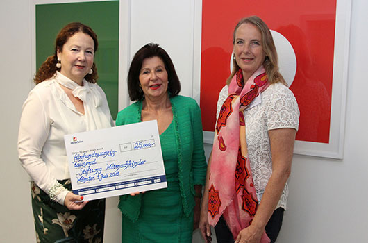 Renate Fritsch-Albert (Mitte) überreichte an Petra Woldt (links) und Martina Kreimann von der Stiftung Mitmachkinder die großzügige Spende. (Foto:Westfalen AG)